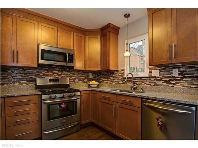 Building Photo - 3 Bed 2.5 Bath Townhouse for rent in Norfo...
