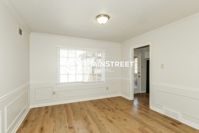 Building Photo - 4 Bedroom Pet-Friendly Home in GERMANTOWN, TN with Main Street Renewal
