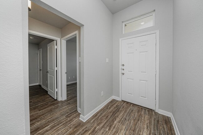 Building Photo - Impeccably Maintained Home in Lake Pointe