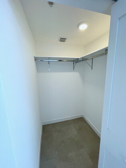 Building Photo - 1940 Van Buren St