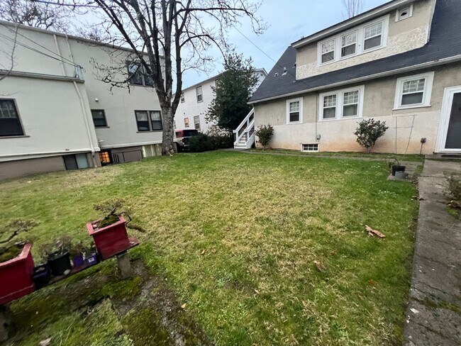 Building Photo - 1 bedroom 1 bath downtown apartment - available now