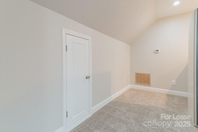 Building Photo - 850 Athenian Dr