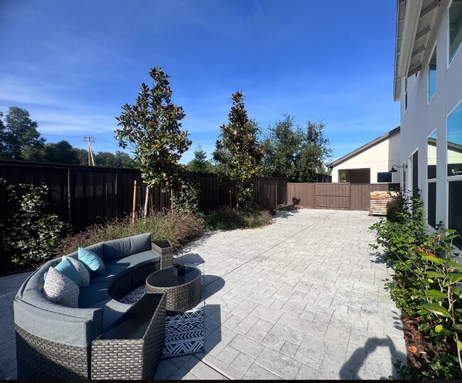 Building Photo - Beautiful Four Bedroom Three Bath Home Located in Granit Bay