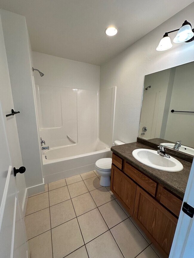 Building Photo - Beautiful 4 bedroom townhome