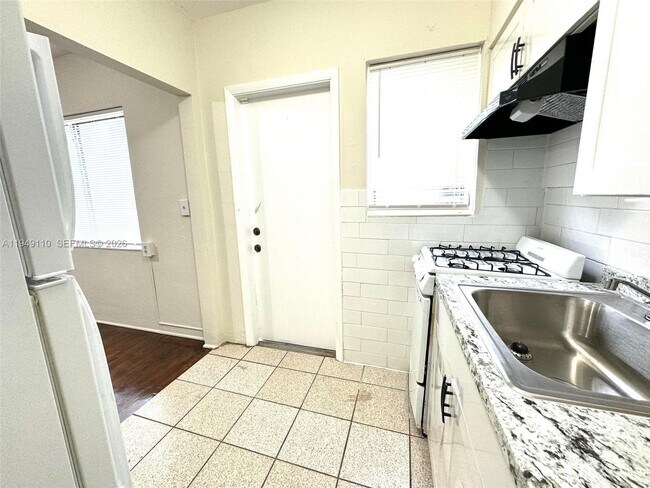 Building Photo - 433 Santander Ave