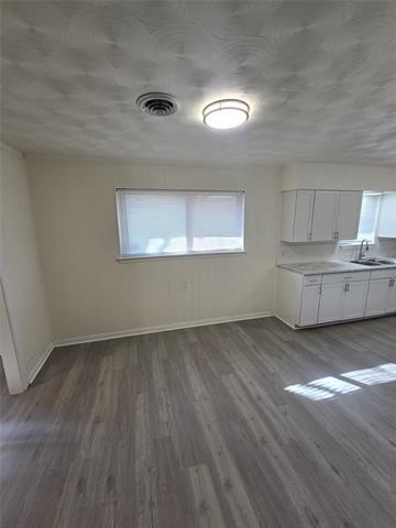 Building Photo - 921 Poinsettia Dr