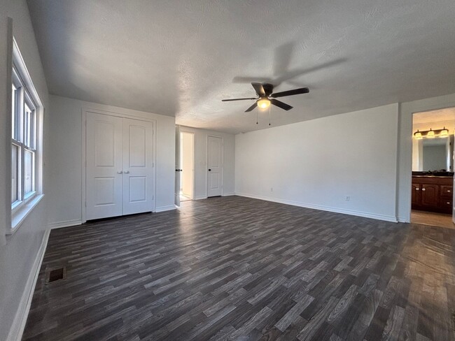 Building Photo - Rent this beautiful 3 bedroom 2 bathroom h...