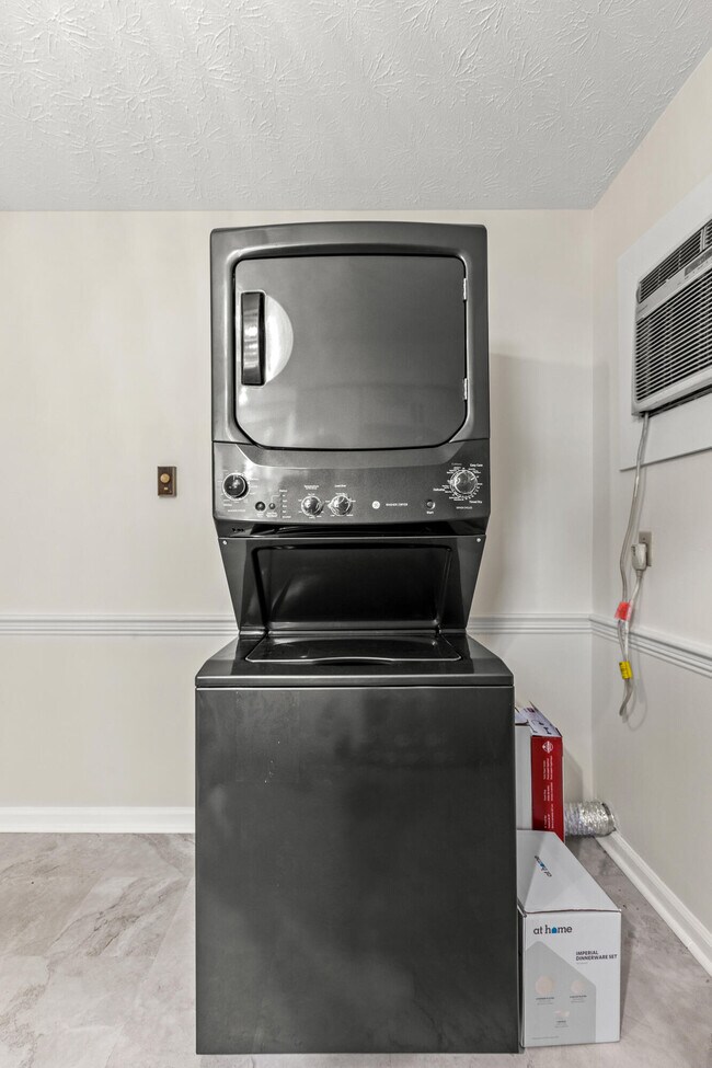 Building Photo - 104 Pleasantview St