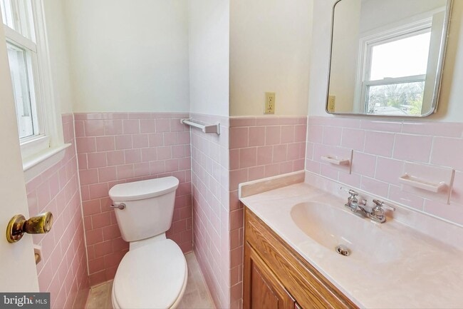 Building Photo - 1208 Pinewood Dr