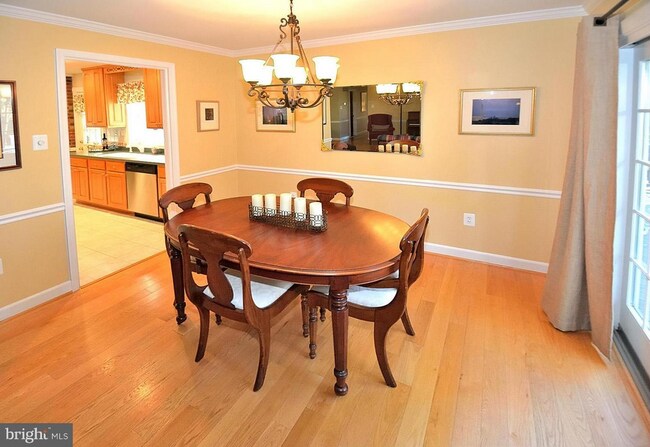 Building Photo - 610 John Marshall Dr NE