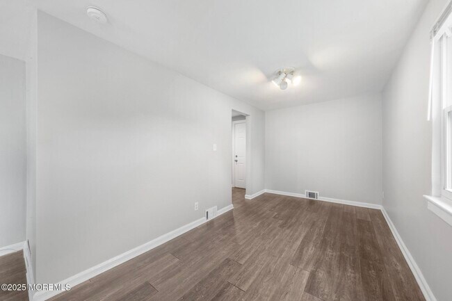 Building Photo - 317 Bath Ave