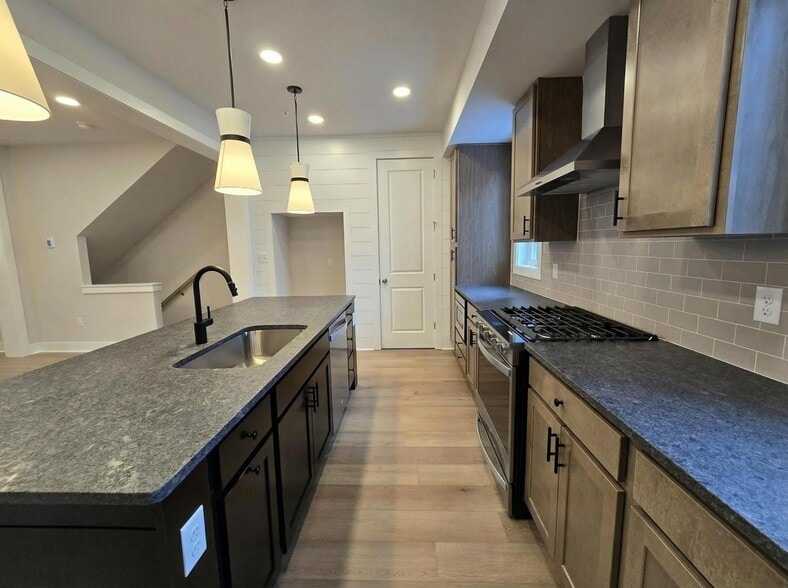 Building Photo - 305 Frederick Way