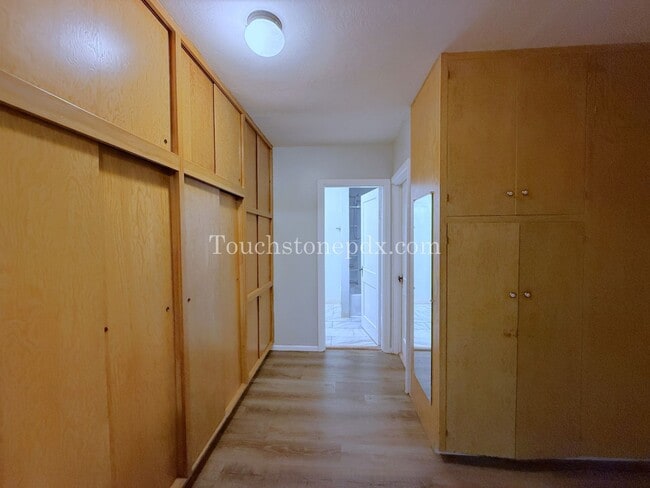 Building Photo - Bright Milwaukie Home with Deck and Large Yard!