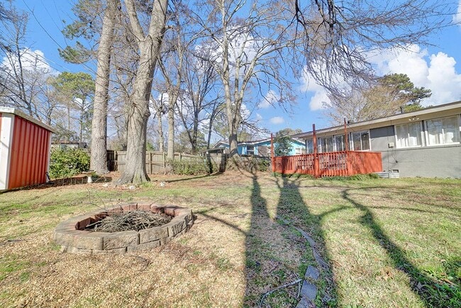 Building Photo - 204 Woodside Dr