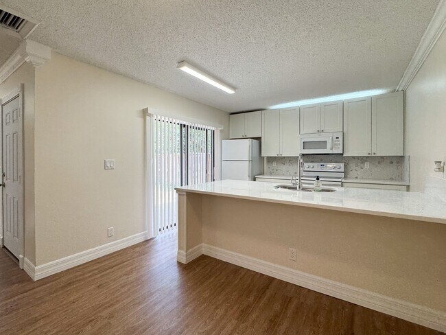 Building Photo - Newly Remodeled 2 bedroom 2.5 bath near Millenia Mall