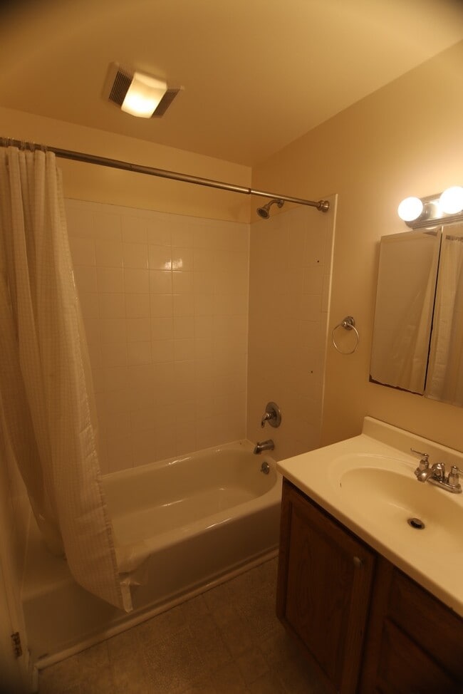 Building Photo - 309 E 6th Ave