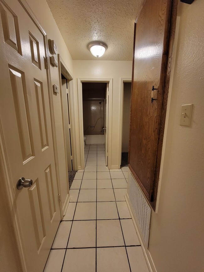 Building Photo - 3 bedroom 2 bathroom