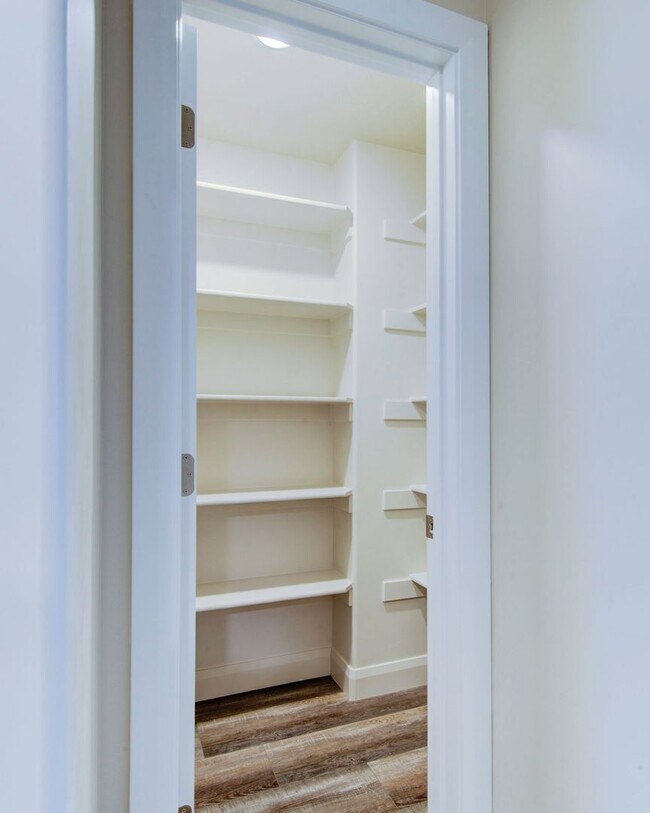 Building Photo - Like new 3 bedroom, 2.5 bathroom townhome in Cedar City!