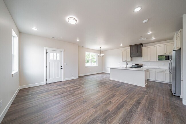 Building Photo - Beautiful 4-Bedroom Townhome for Rent off of Sunnyside in Idaho Falls