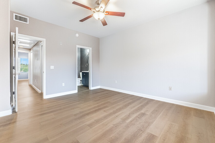 Building Photo - 4455 E Paradise Village Pky S