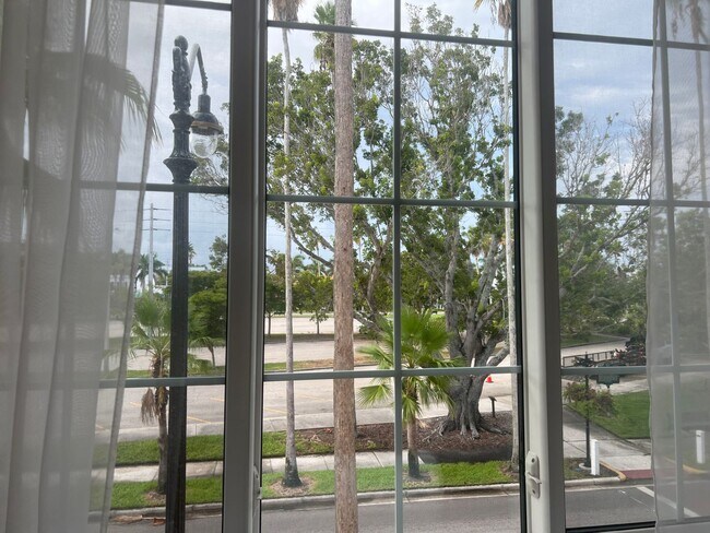 Building Photo - NEW PRICE on Adorable 1BR/1BA Condo in Downtown Venice