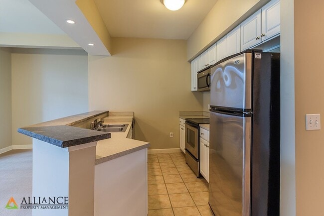 Building Photo - Great Location!