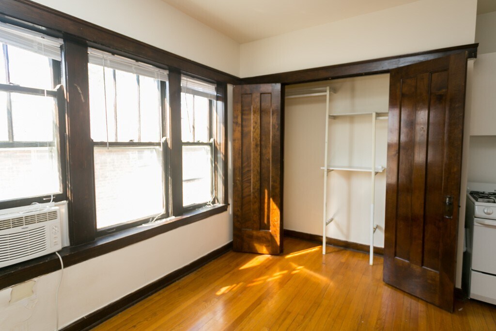 Building Photo - 821 W Waveland Ave