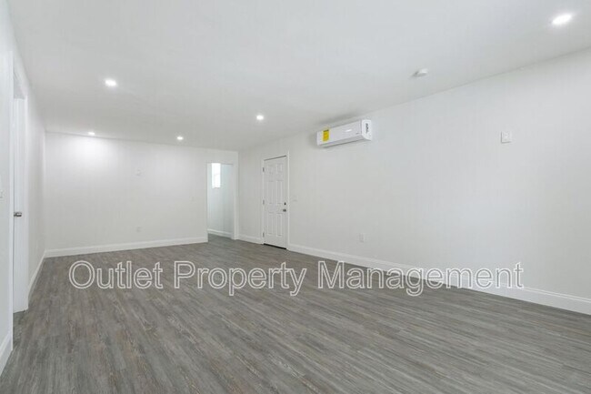 Building Photo - 1649 Lake Dr