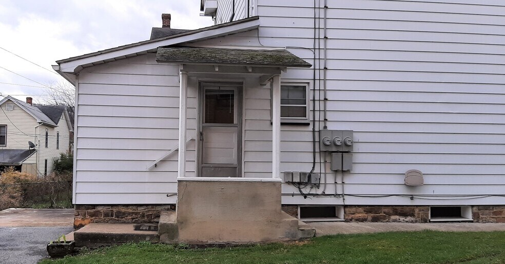 Primary Photo - 308 Penn St