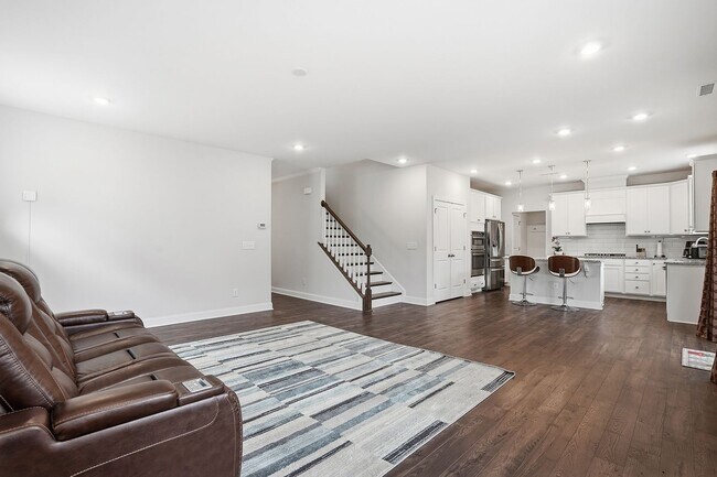 Building Photo - BEAUTIFUL 4 bedroom home, AVAILABLE NOW!