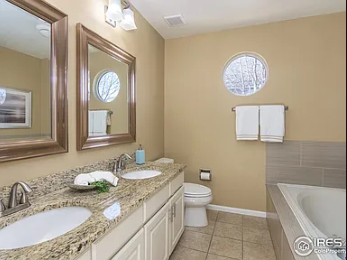 Building Photo - 1364 E Weldona Way