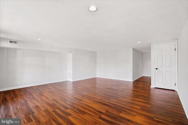 Building Photo - 706 Andover Ct