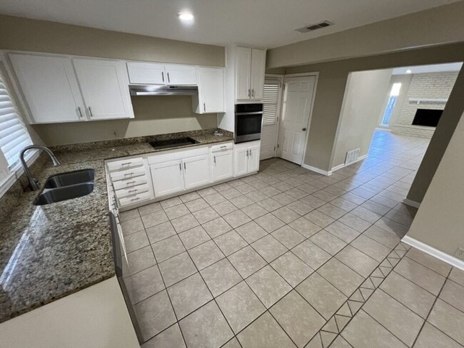 Building Photo - Newly updated!  3 bedroom, 1.5 bath home o...