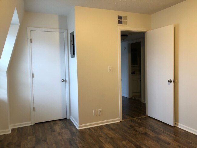 Building Photo - 904 Plaza Dr