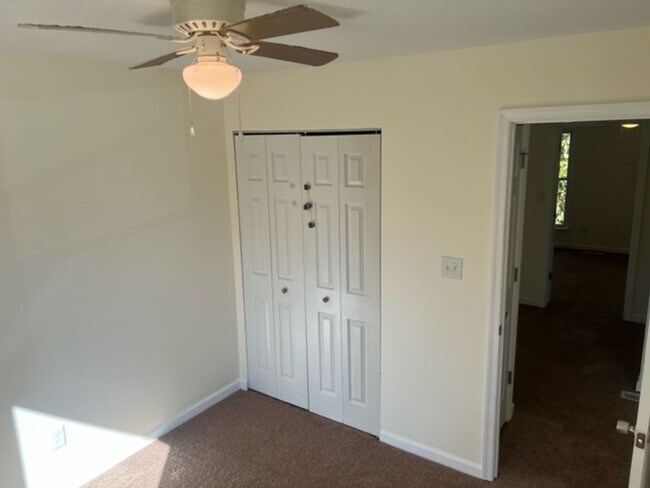 Building Photo - 5382 Leicester Ct