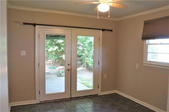 Building Photo - 212 W 20th Ave