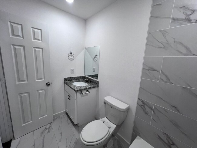 Building Photo - Updated 3-Bedroom Townhome for Rent in Eas...