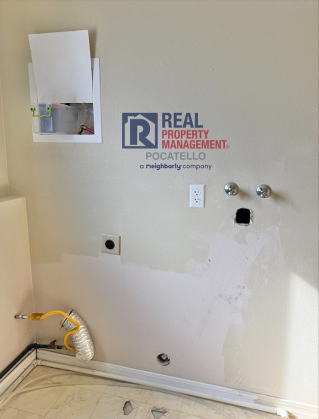 Building Photo - 4 bed 3 bath home - 2 car garage - pet friendly