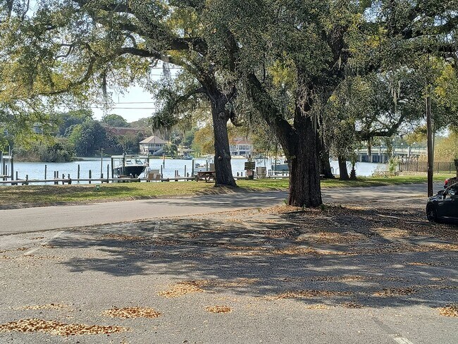 Building Photo - WONDERFUL 2 Bedroom 1.5 Bathroom condo