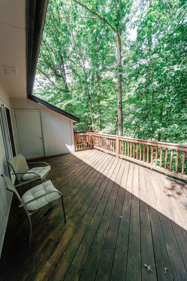 Building Photo - Come and enjoy your stay at this clean and...