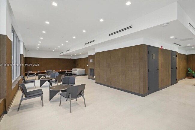 Building Photo - 13800 Highland Dr