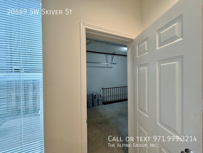 Building Photo - 20669 SW Skiver St