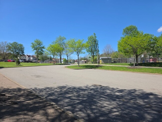 Building Photo - Spacious Town Home in Brighton Heights!