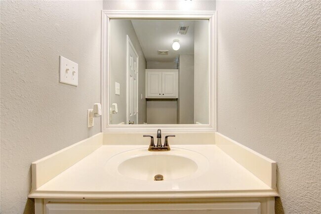 Building Photo - 6815 Dolan Bluff Ln