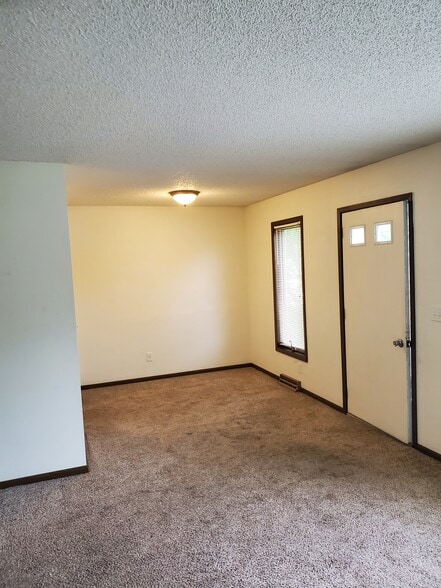 Dining room - 1100 Oleson Rd