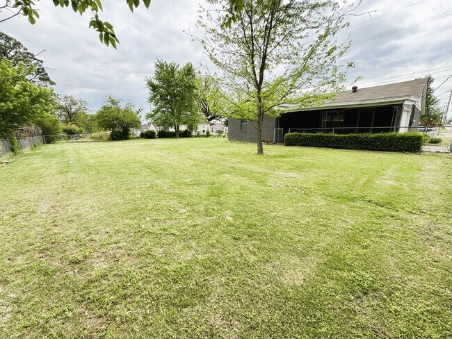 Building Photo - 3 Bedroom 1.5 Bath home w/fenced yard