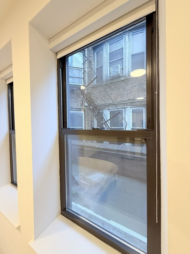 Building Photo - 1650 W Roscoe St