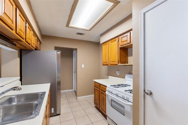 Building Photo - 19407 Navarro Mills Dr