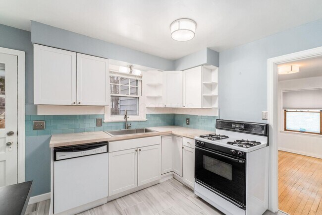 Building Photo - 683 S Roosevelt Ave