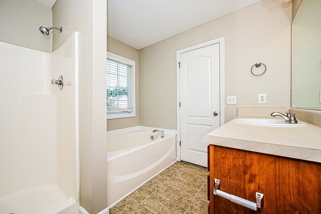 Building Photo - 5792 Castlebrook Dr